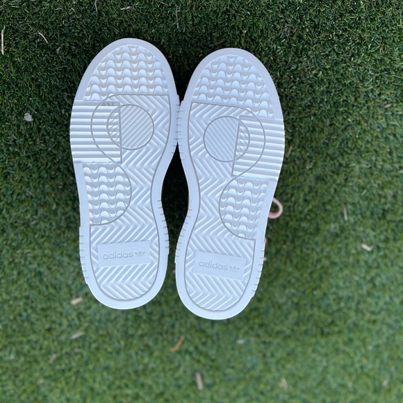 WOMENS ADIDAS SHOES 👟 - Picture 8 of 8